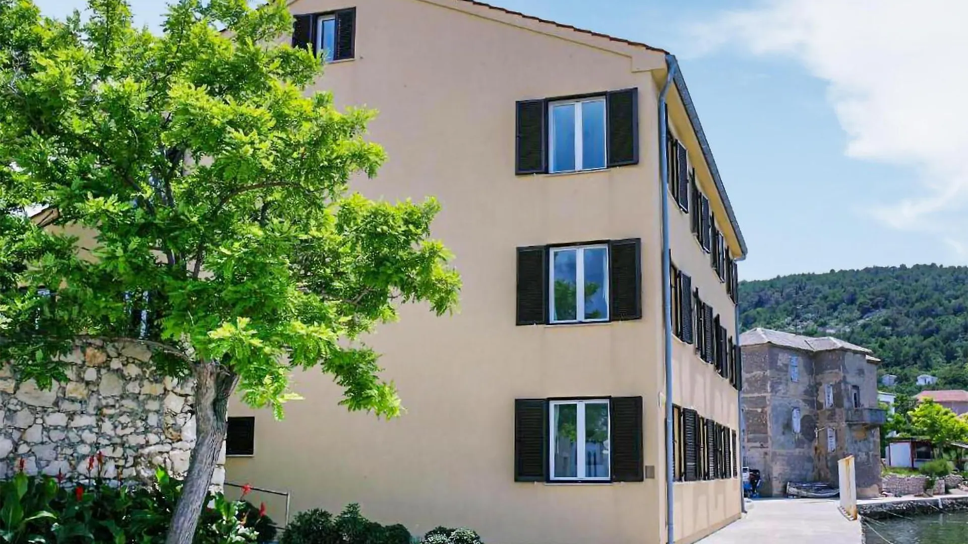 1 Bedroom Lovely Apartment In Vinjerac